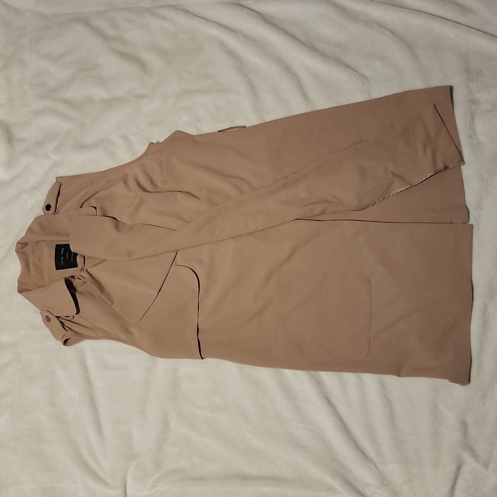 Sleeveless tan long cap style coat